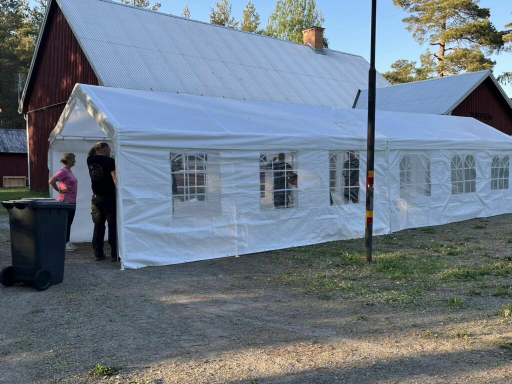 Här är båda partytälten ihopbyggda